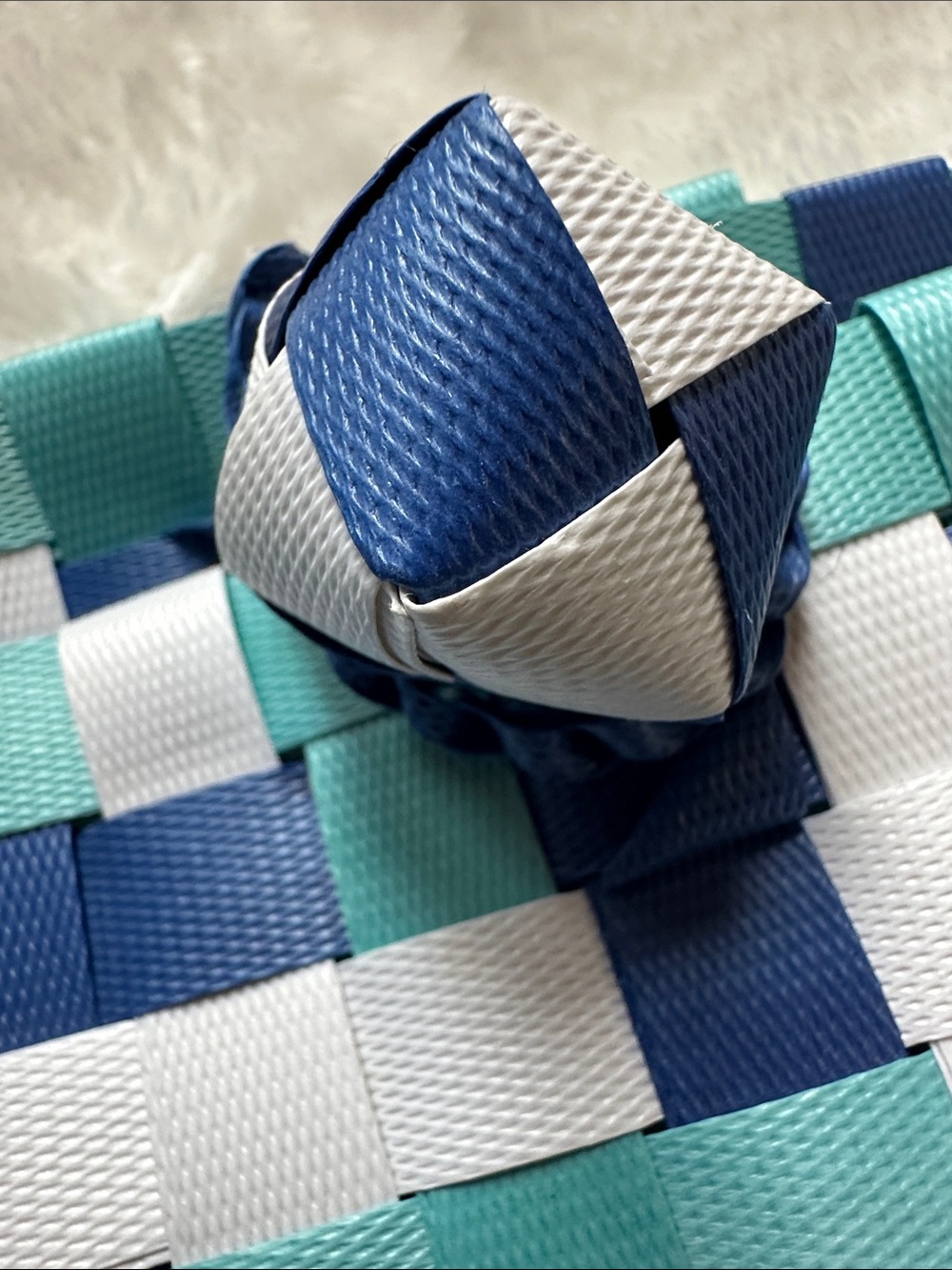 HANDWOVEN BEACH/TOTE BAG in Navy, Teal & White Vinyl Durable Unique 18x12 EUC - Picture 3 of 9